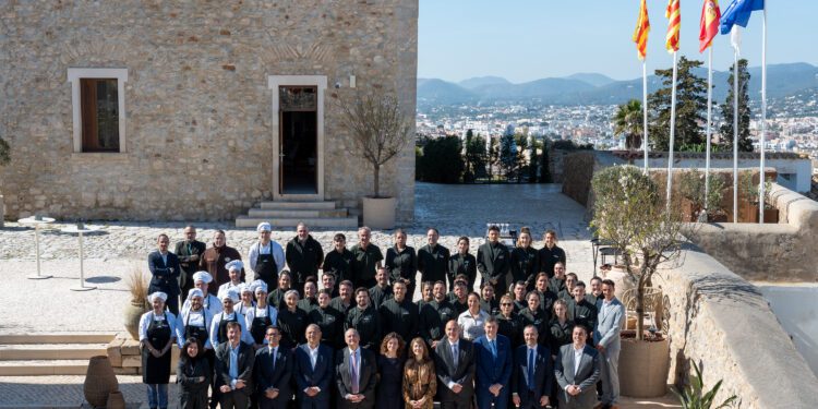 Autoridades y personal del Parador de Ibiza en la mañana de inauguración. Foto: Paradores Nacionales