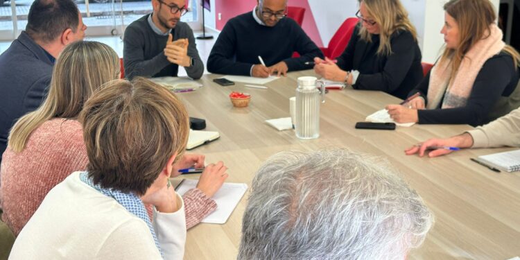 Jornadas que celebra hoy el PSOE en su sede para explicar la regularización de migrantes.