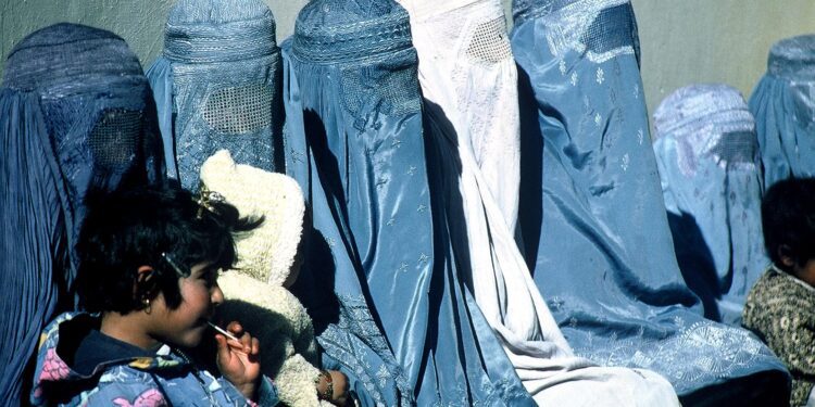 Un grupo de mujeres con burka en Afganistan. Foto Usaid / Pixnio