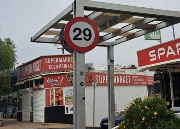 Señal de limitación de la velocidad de 29 km/h instalada en noviembre de 2025 en Cala de Bou, Sant Josep. Foto: ASJ