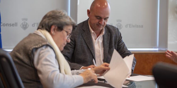 El presidente del Consell Insular, Vicent Marí, y la directora de Terciàries Trinitàries Casa de Santa Eulària, Maria Planells, han firmado este miércoles el acuerdo de acción concertada para la prestación del servicio.