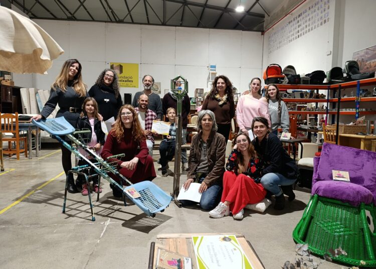 Imágen de los finalistas y sus piezas. Fundació Deixalles