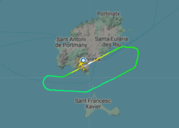 Imagen del recorrido del vuelo afectado, que ha vuelto a la isla tras despegar por un fallo en una puerta. Imagen: FlightRadar24