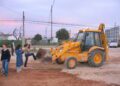 Un grupo de vecinas del movimiento antiautopista de guardia frente a una excavadora en la zona de Can Malalt, Sant Jordi, el 23 de marzo de 2006. Imagen del archivo personal de A.P. cedida a Noudiari.