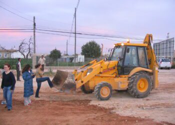 Un grupo de vecinas del movimiento antiautopista de guardia frente a una excavadora en la zona de Can Malalt, Sant Jordi, el 23 de marzo de 2006. Imagen del archivo personal de A.P. cedida a Noudiari.
