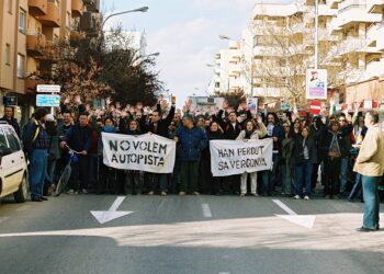 Imagen de una protesta en la avenida de España, en Vila. Durante un período de 2006, las protestas frente al Consell eran frecuentes las mañanas de los sábados. Imagen del archivo personal de A.P. cedida a Noudiari.
