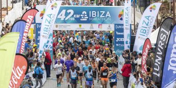 Imagen de la Marathon desde su salida en la ciudad de Ibiza en 2025.