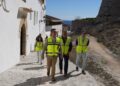Rafael Triguero, alcalde de Ibiza, acompañado de Juan Flores, concejal de Obras Públicas, han visitado hoy la renovación de la calle Santa María. Foto: Ayuntamiento de Eivissa