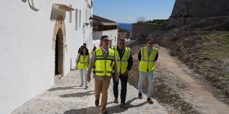 Rafael Triguero, alcalde de Ibiza, acompañado de Juan Flores, concejal de Obras Públicas, han visitado hoy la renovación de la calle Santa María. Foto: Ayuntamiento de Eivissa