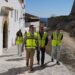Rafael Triguero, alcalde de Ibiza, acompañado de Juan Flores, concejal de Obras Públicas, han visitado hoy la renovación de la calle Santa María. Foto: Ayuntamiento de Eivissa
