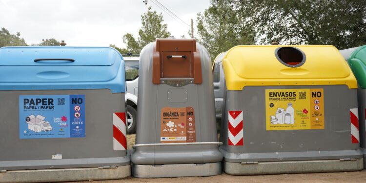 El ayuntamiento completará todos los puntos de recogida de residuos del municipio con contenedores de materia orgánica. Foto: Ayto. Santa Eulària