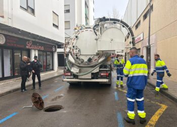 Limpieza de imbornales para evitar atascos cuando caigan las precipitaciones.