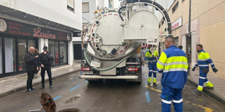 Limpieza de imbornales para evitar atascos cuando caigan las precipitaciones.