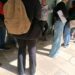 Gente esperando ayer a ser atendida en el Cetis, en una nueva jornada de esperas de tres horas para ser atendido. Foto cedida a Noudiari.es