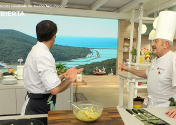 Karlos Arguiñano explica detalles de la imagen del Parc Natural de ses Salines a su hijo Joseba durante la emisión de Cocina Abierta en Antena 3.