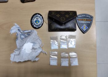 Sustancia estupefaciente, presuntamente cocaína, que se halló en el coche del joven conductor en Formentera.