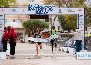 Duelo Yeko y Aferdi en la meta del 10K