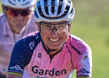 Marga Fullana, feliz sobre la bici.