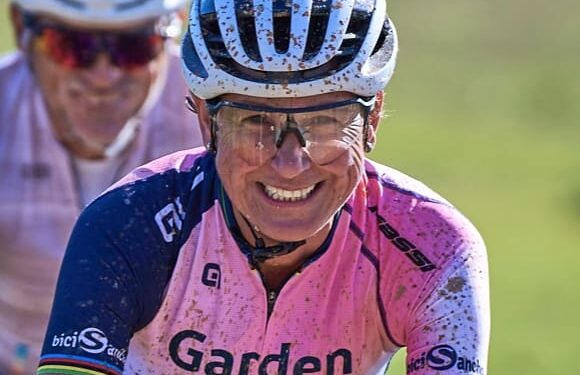 Marga Fullana, feliz sobre la bici.