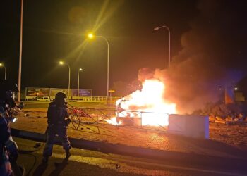 Intervención de los bomberos en el accidente entre dos vehículos a las puertas del pueblo de Sant Jordi.