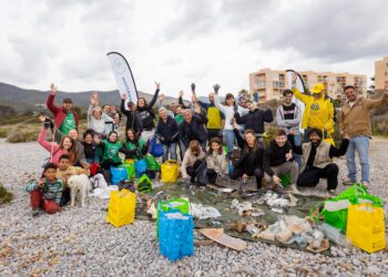 Imagen de los voluntarios que han participado en la jornada de limpieza. Fotos: Cintia Sarría.