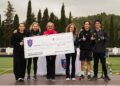 Alumnos y profesores de Morna International College entregaron el cheque solidario a la vicepresidenta de IFCC, Berno Kiberd