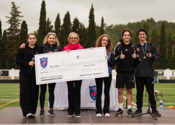 Alumnos y profesores de Morna International College entregaron el cheque solidario a la vicepresidenta de IFCC, Berno Kiberd