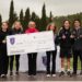 Alumnos y profesores de Morna International College entregaron el cheque solidario a la vicepresidenta de IFCC, Berno Kiberd