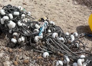 Basura y restos de aparejos en la playa de Talamanca, en una imagen remitida por los socialistas.