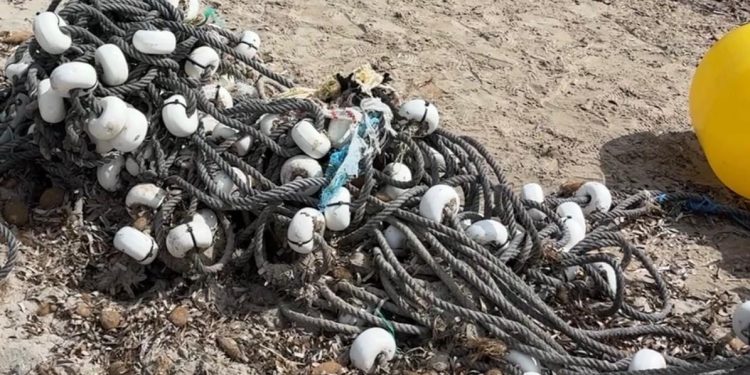 Basura y restos de aparejos en la playa de Talamanca, en una imagen remitida por los socialistas.