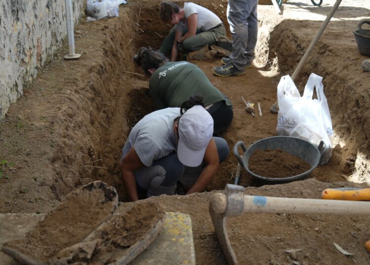 Técnicos de Aranzadi durante los trabajos de excavación arqueológica en el cementerio viejo de Formentera. Foto: Govern balear