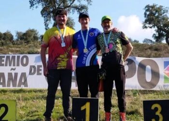 Toni Roig, en el centro de la imagen, junto al segundo y tercer clasificado de la competición.