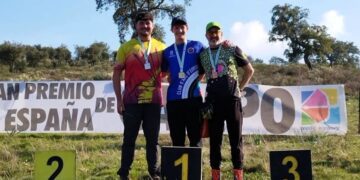 Toni Roig, en el centro de la imagen, junto al segundo y tercer clasificado de la competición.