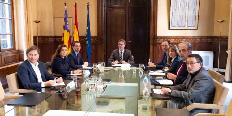 El vicepresidente del Govern, Toni Costa, ha liderado la reunión con las instituciones insulares y municipales. Foto: CAIB