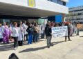 Concentración de médicos en huelga frente a Can Misses ayer por la mañana.