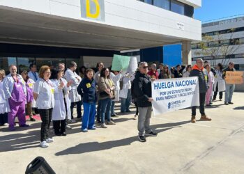 Concentración de médicos en huelga frente a Can Misses ayer por la mañana.