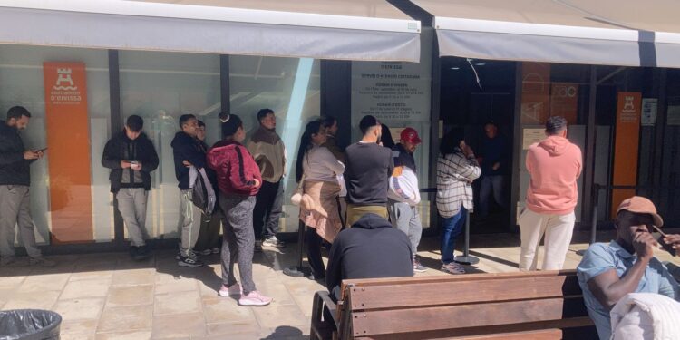Personas haciendo cola en las oficinas del Ayuntamiento de Ibiza en el Cetis para empadronarse. Foto de Noudiari.es