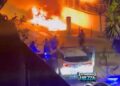 Contenedores ardiendo en una calle de Ibiza la noche del 17 de marzo en una imagen de Exponiendo Ibiza.