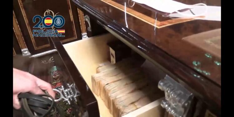 Fajos de billetes en los cajones de las villas de Mallorca que pertenecían al entorno del oligarca