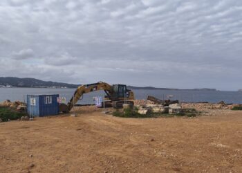 Obras en Cala Gració para instalar la rampa.