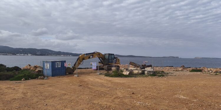 Obras en Cala Gració para instalar la rampa.
