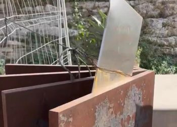 Un cable de metal rodea la escultura desde hace meses, según se observa en las imágenes captadas por el concejal del PSOE Pep Tur. La plancha central está combada.