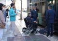 Técnicos de accesibilidad, junto con técnicos de AEMIF y una persona con movilidad reducida han verificado el acceso en rampa y en el interior de los nuevos vehículos. Foto: Consell