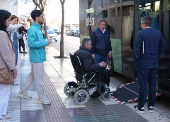 Técnicos de accesibilidad, junto con técnicos de AEMIF y una persona con movilidad reducida han verificado el acceso en rampa y en el interior de los nuevos vehículos. Foto: Consell