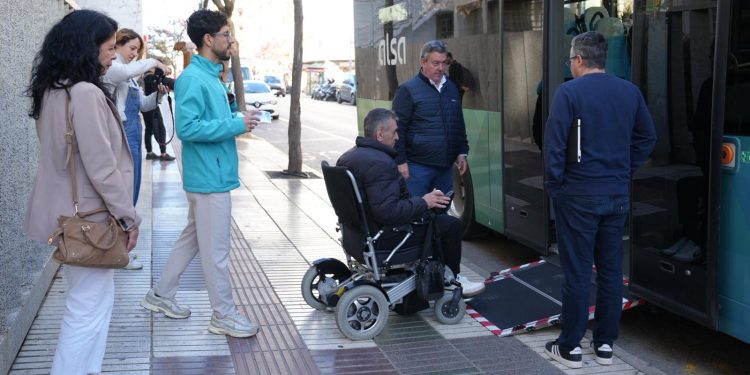 Técnicos de accesibilidad, junto con técnicos de AEMIF y una persona con movilidad reducida han verificado el acceso en rampa y en el interior de los nuevos vehículos. Foto: Consell