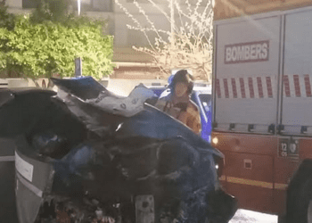 En la imagen, los bomberos en una de las actuaciones de anoche en el municipio de Ibiza.