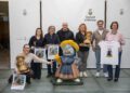 Organizadores y representantes de las instituciones involucradas en Eivissàpies posan con  el icono del concurso, la lechuza. Foto: Consell