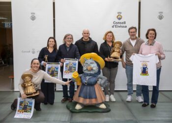 Organizadores y representantes de las instituciones involucradas en Eivissàpies posan con  el icono del concurso, la lechuza. Foto: Consell