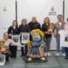 Organizadores y representantes de las instituciones involucradas en Eivissàpies posan con el icono del concurso, la lechuza. Foto: Consell
