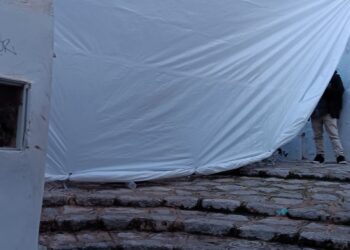 Imagen de la zona de la fiesta acotada con telas